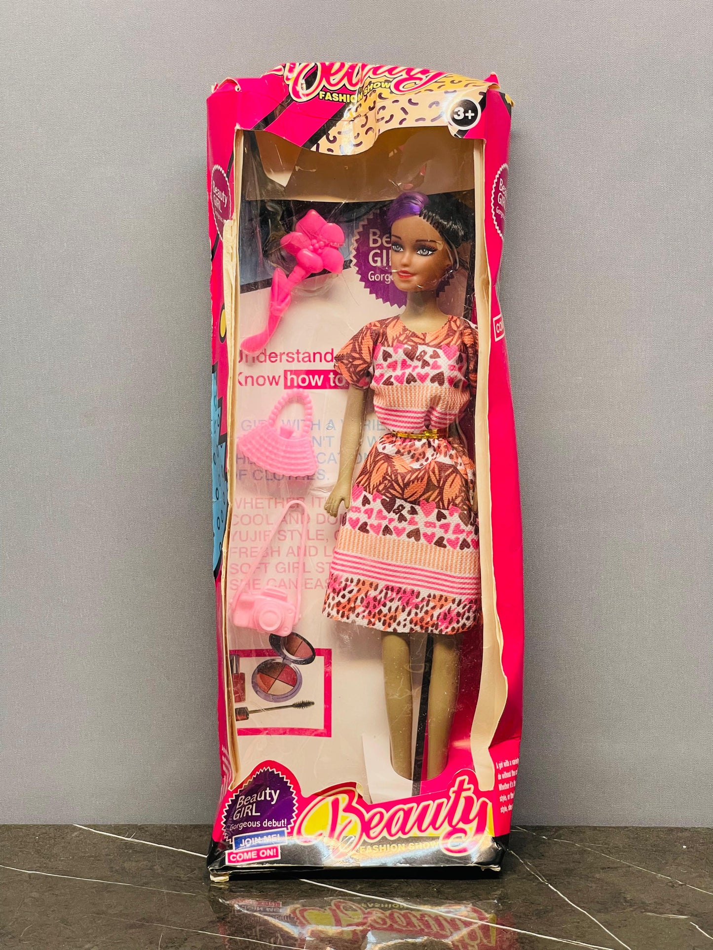 "Beauty Fashion Show" Doll Play set( new)