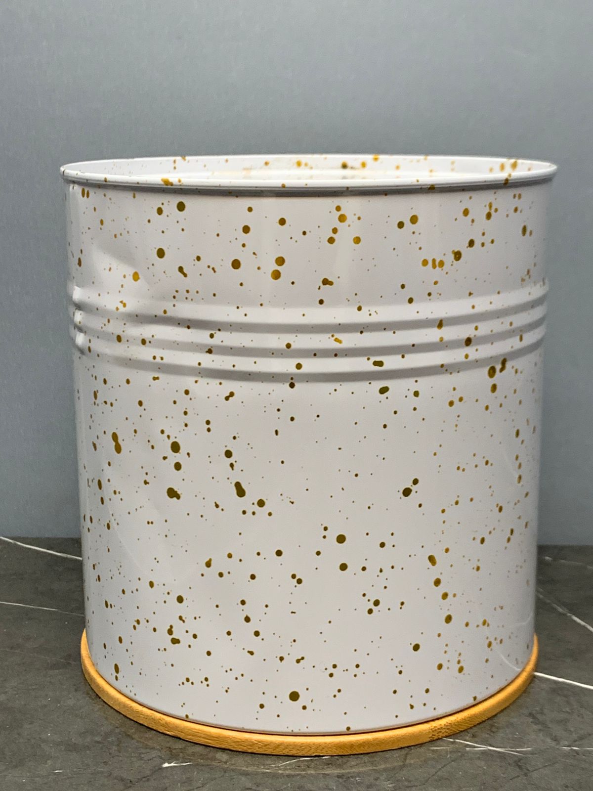 Speckled White Cylindrical air tight Container with Wooden Lid 6*5 inches. SKU:BXL-105