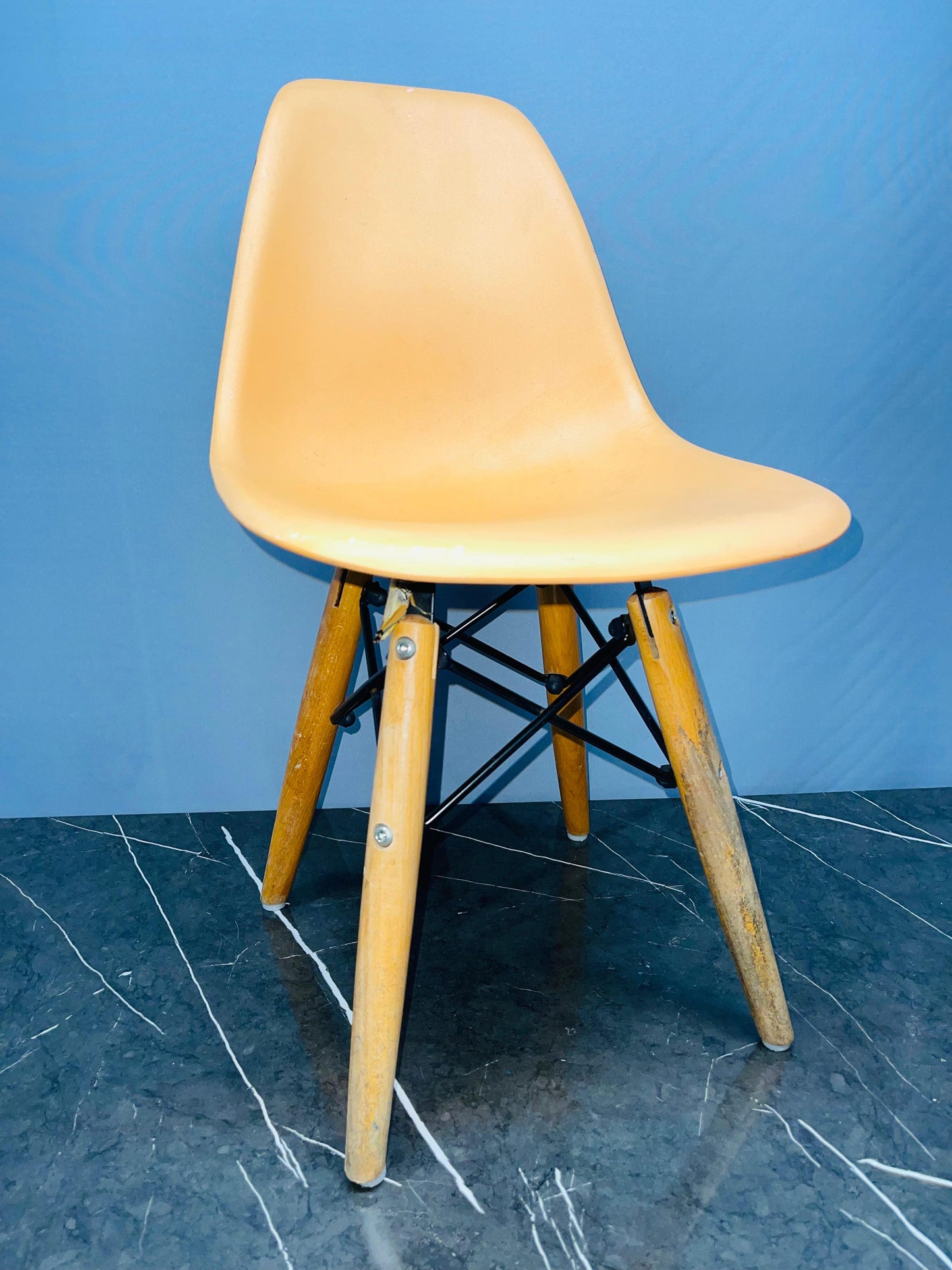 Eames-Style Lounge Chair for kids (9/10condition) (500 advance)