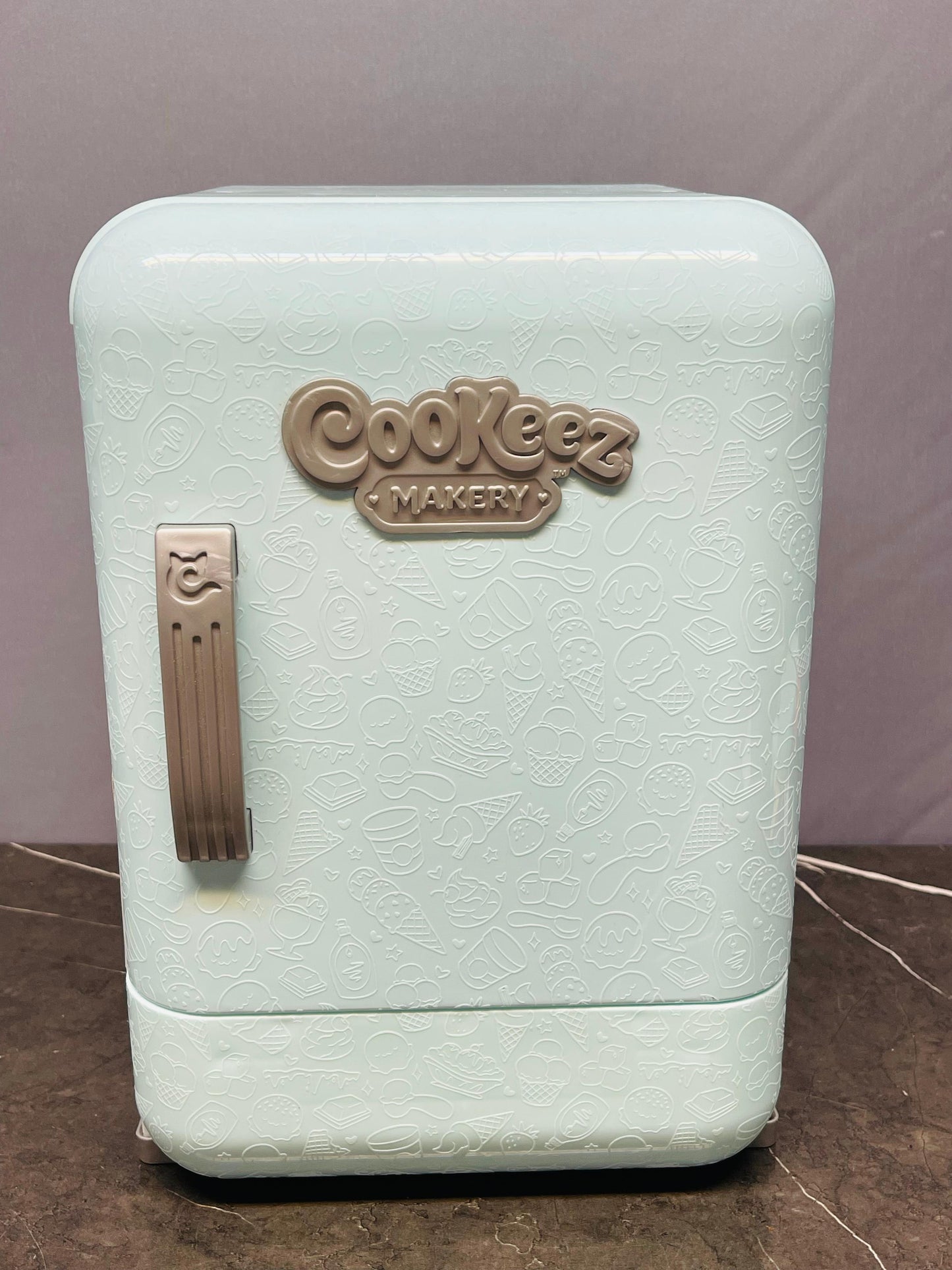 Cookeez Makery Freezy Cakez Oven Toy.