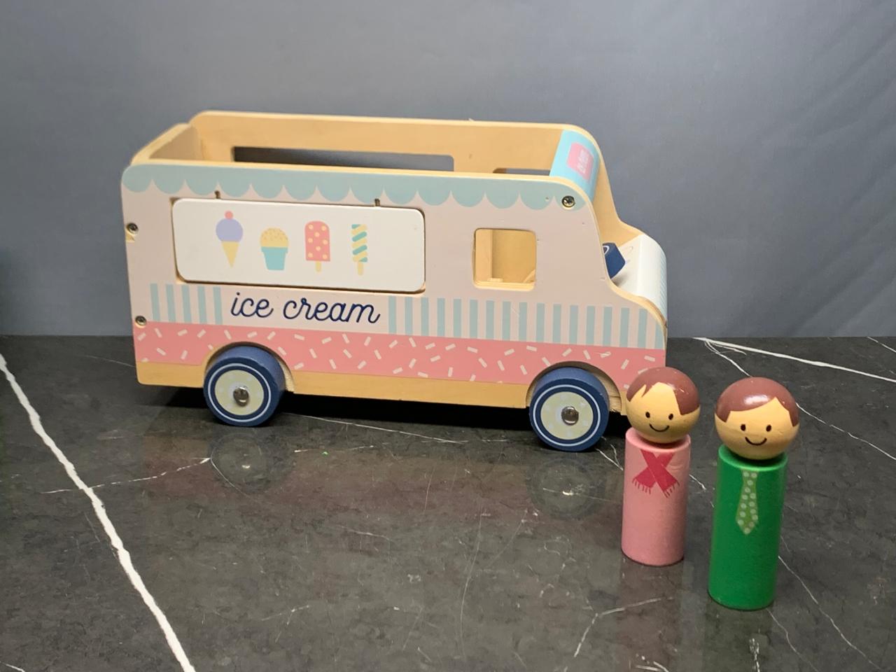Wooden Ice Cream Van. (034Aa)(400 advance)