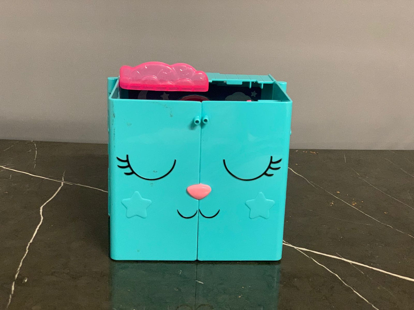 Gabby's Dollhouse Dress-Up Closet Portable Playset. (8/10 condition, parts missing)