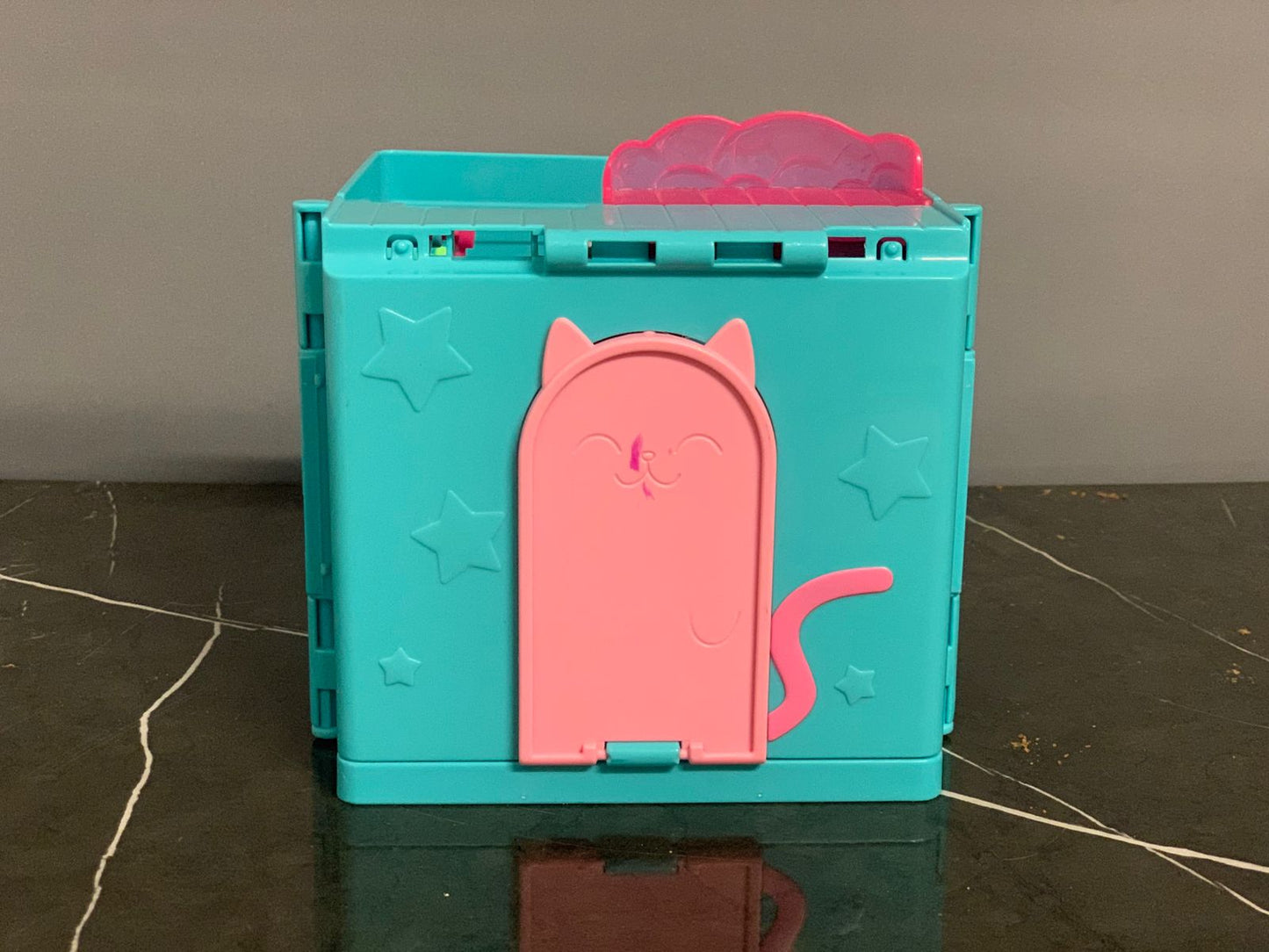 Gabby's Dollhouse Dress-Up Closet Portable Playset. (8/10 condition, parts missing)