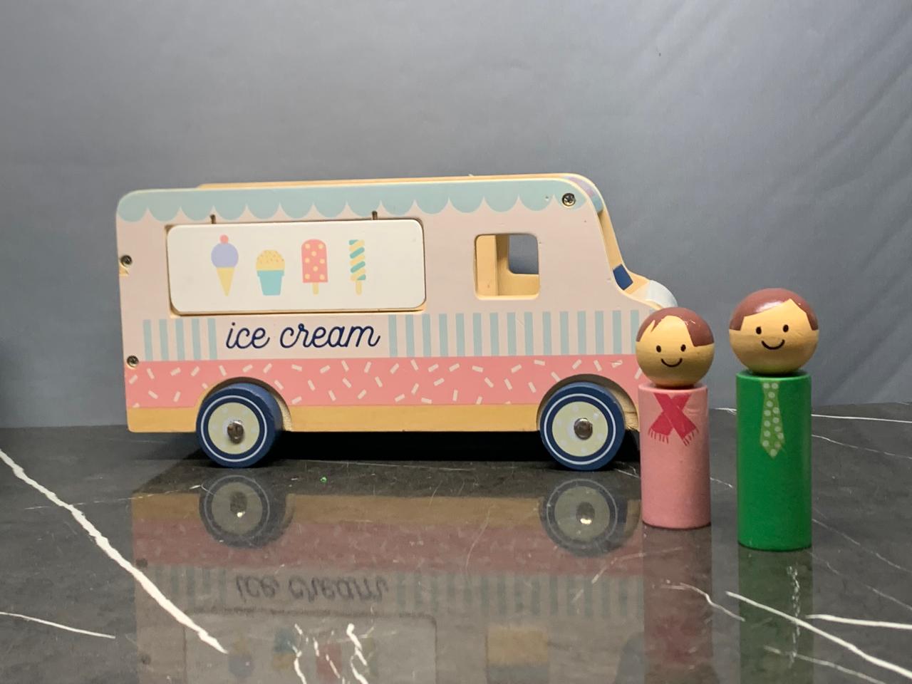 Wooden Ice Cream Van. (034Aa)(400 advance)