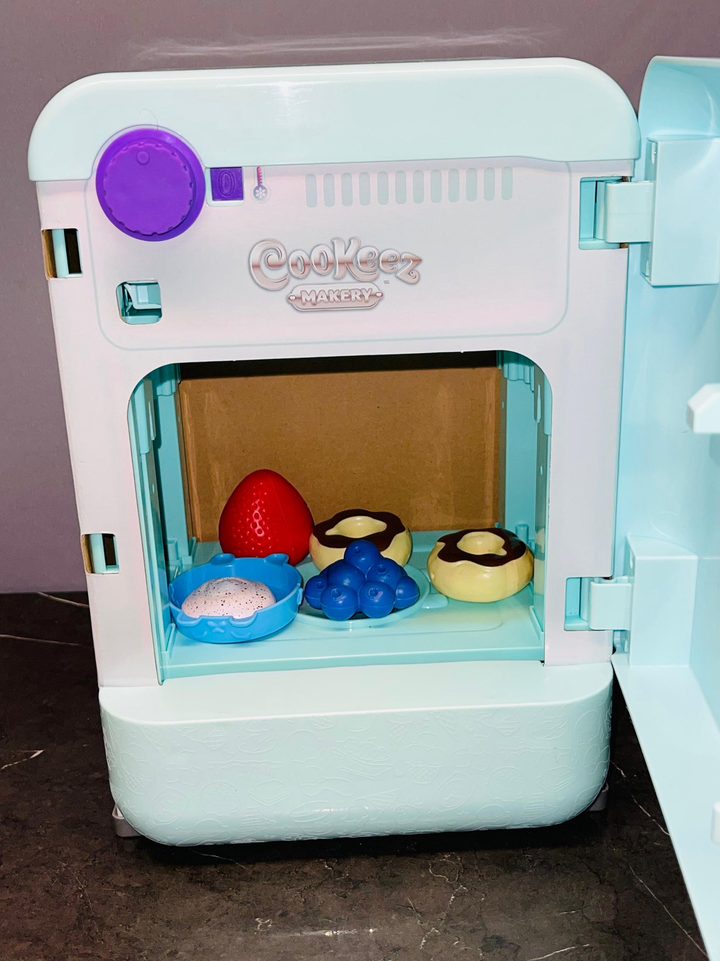 Cookeez Makery Freezy Cakez Oven Toy.