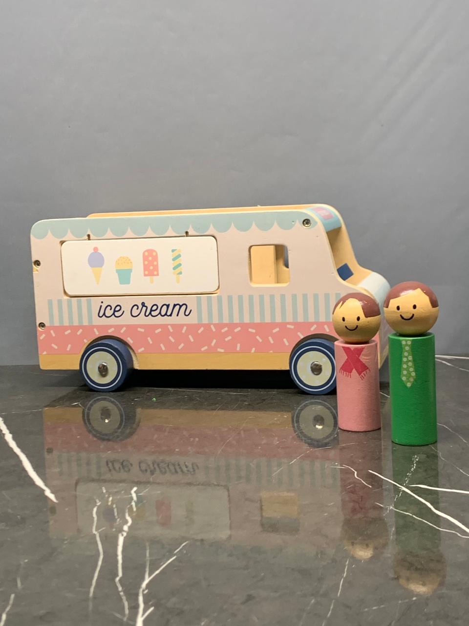 Wooden Ice Cream Van. (034Aa)(400 advance)