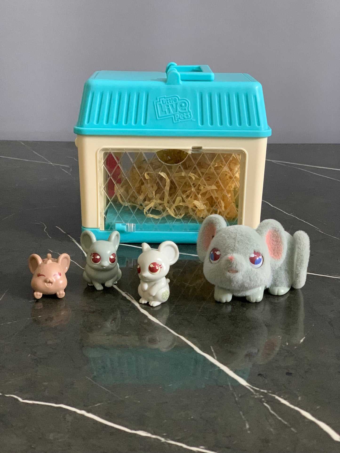 Little Live Pets Mama Surprise Minis.