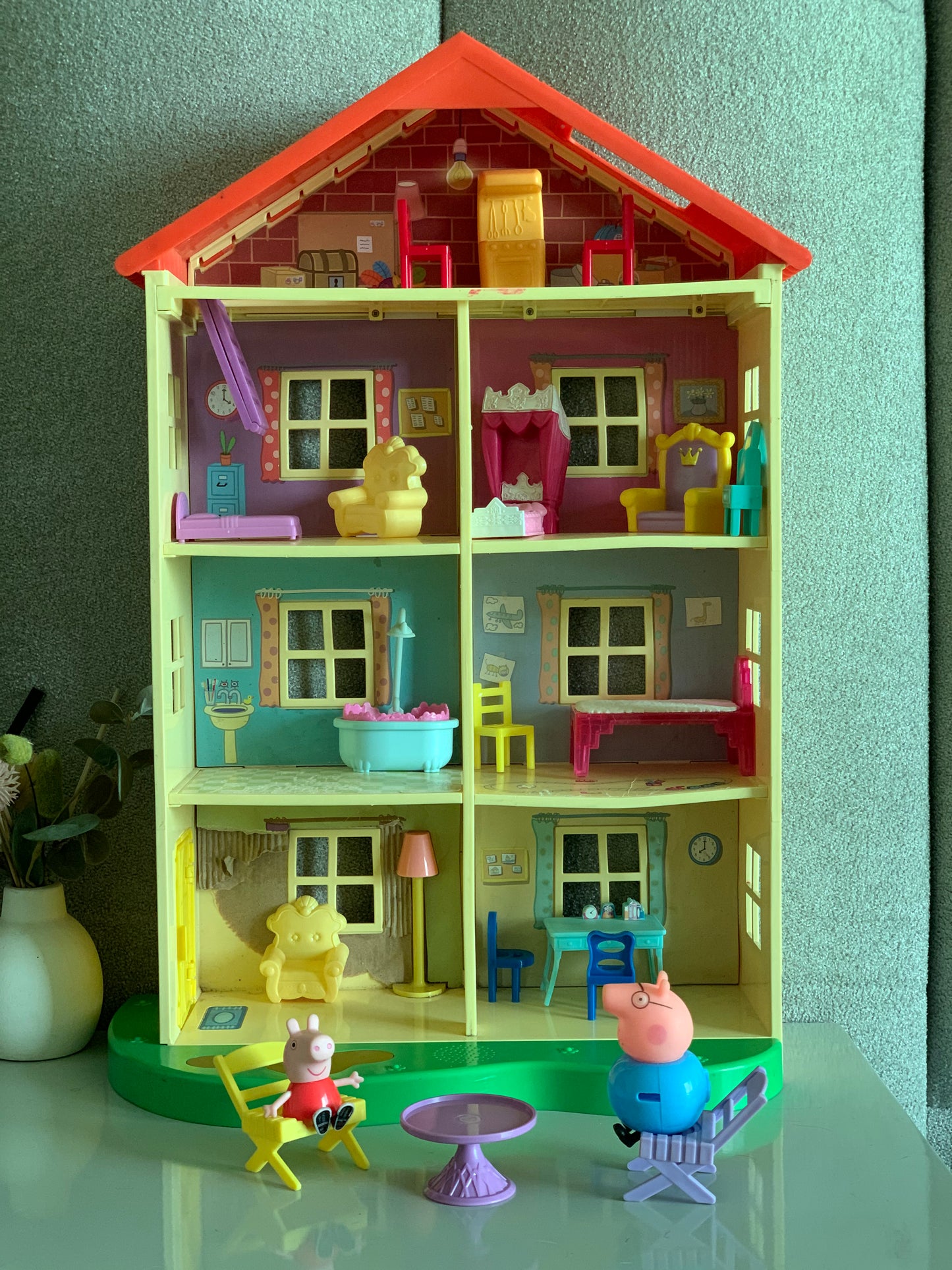 22 Inches Tall Peppa Pig Lights and Sounds Family Home Playset (Rs 800 advance)