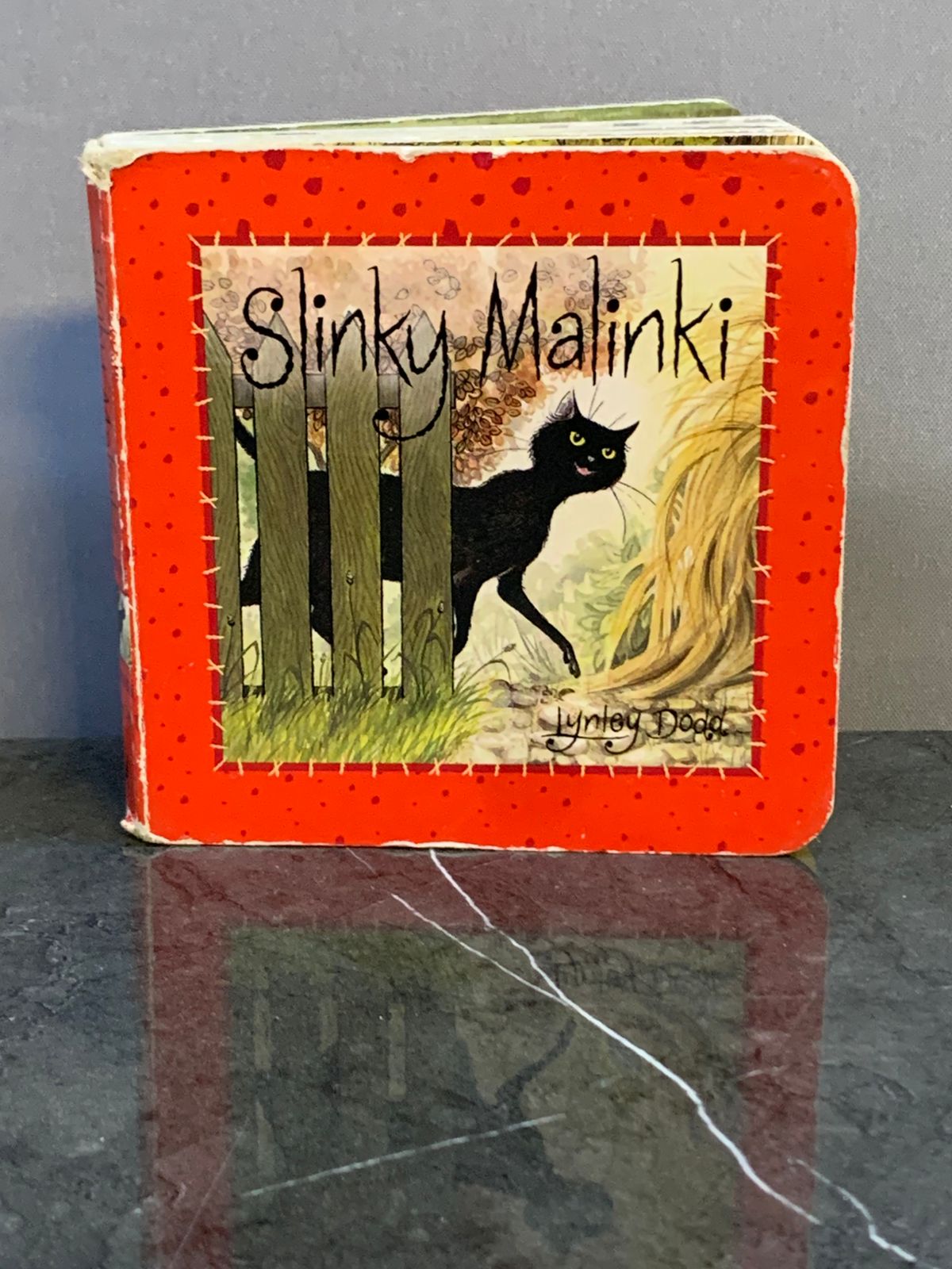 Slinky Malinki Board Book by Lynley Dodd