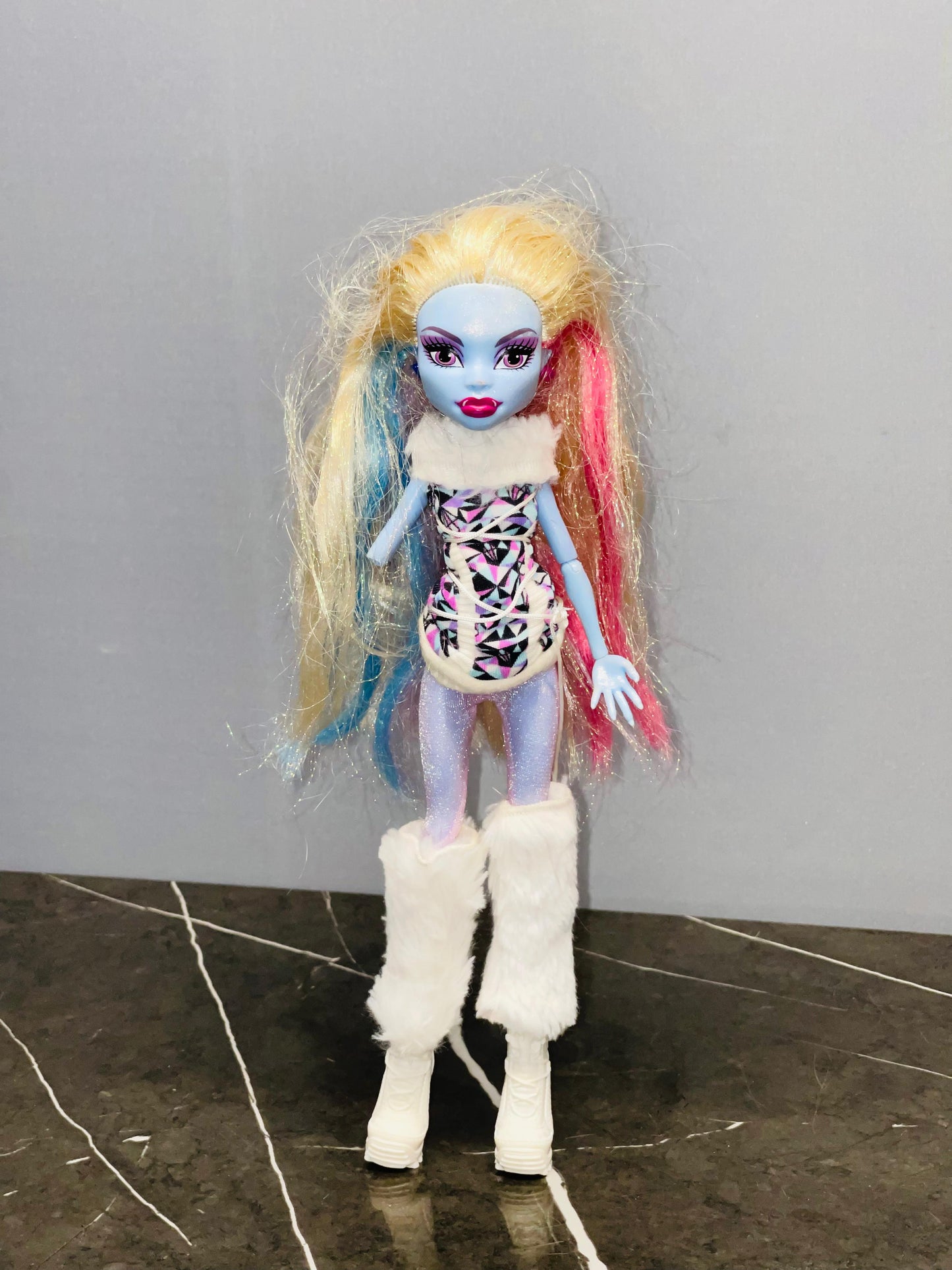 Monster High 1st Wave Original Abbey Bominable Doll (One arm broken)