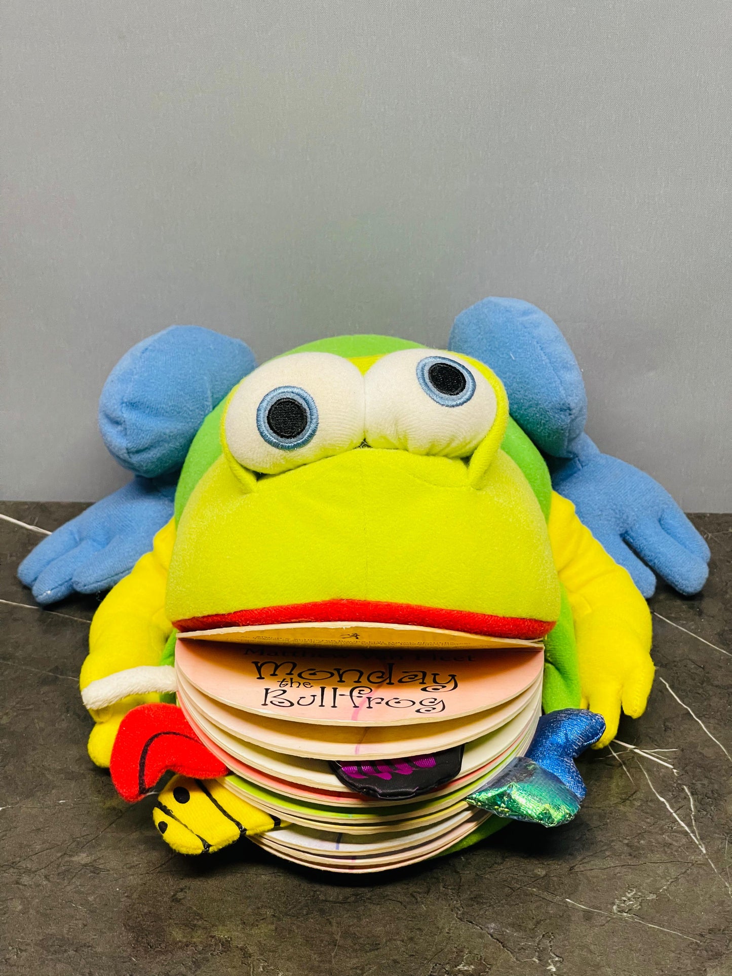 Frog Pop Up Book by Simon & Schuster (9/10 condition)