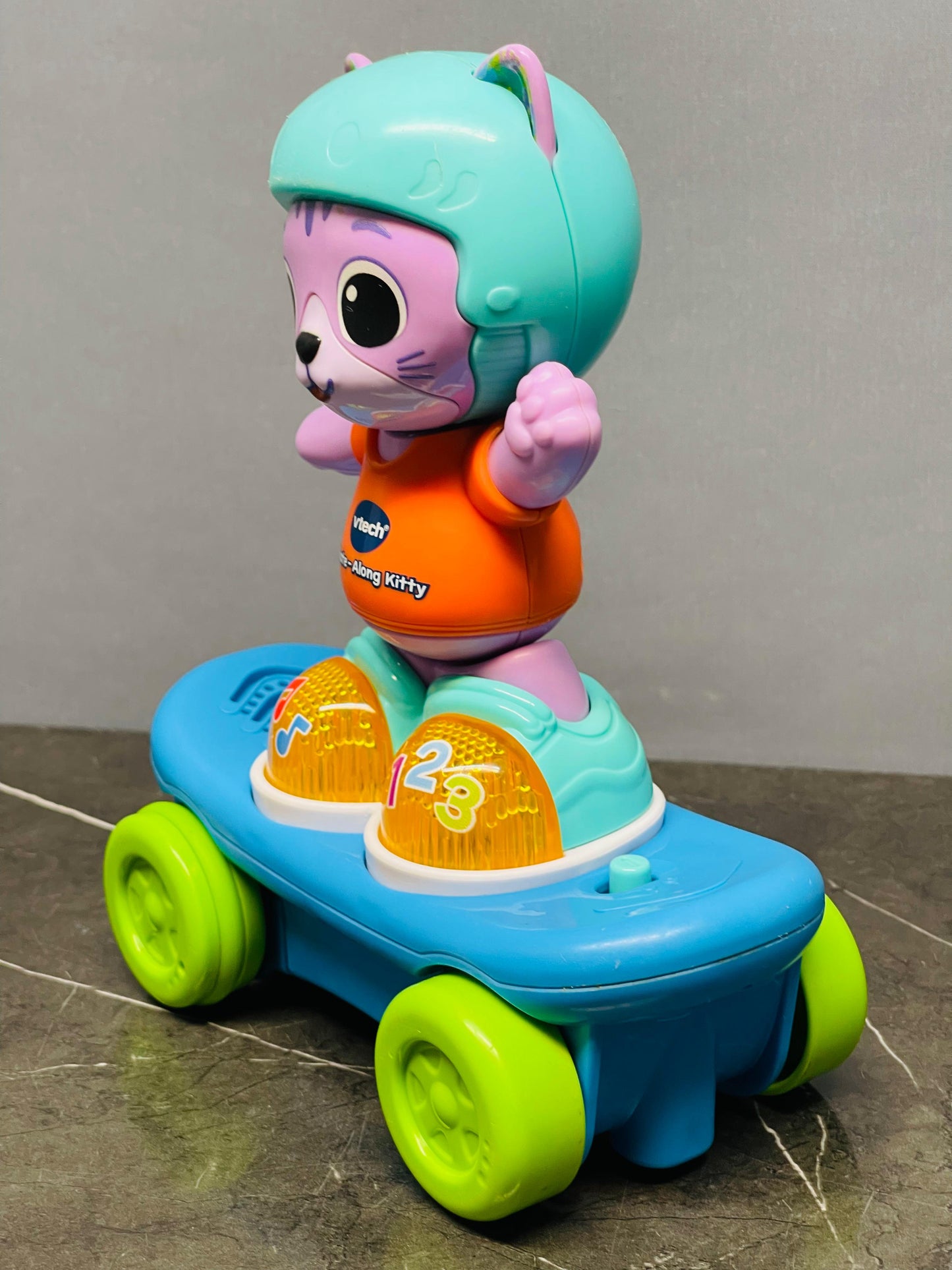 VTech Skate-Along Kitty. SKU:BXL-052