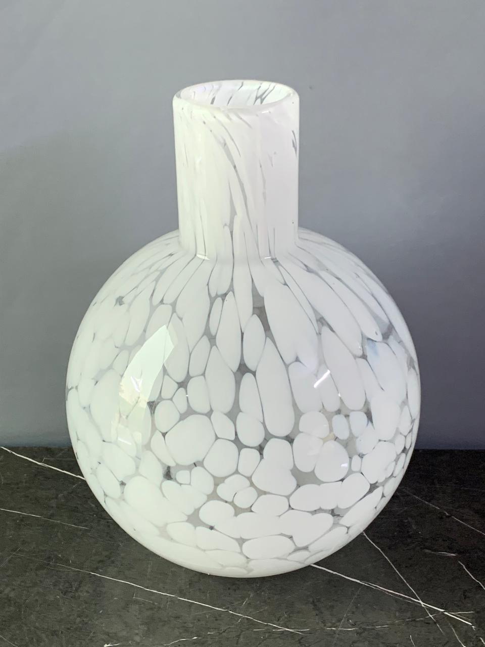The Mia Blanco Glass Vase. (Only for isb n adjacent areas) (Rs 350 advance)