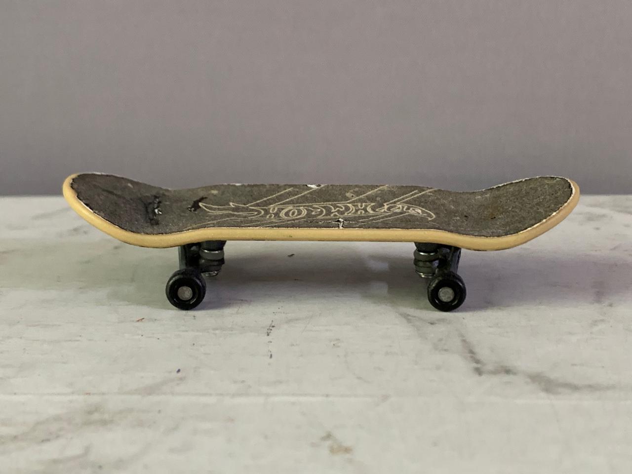 Hot Wheels Skate Tony Hawk Fingerboard.