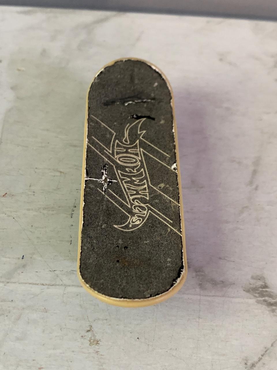 Hot Wheels Skate Tony Hawk Fingerboard.