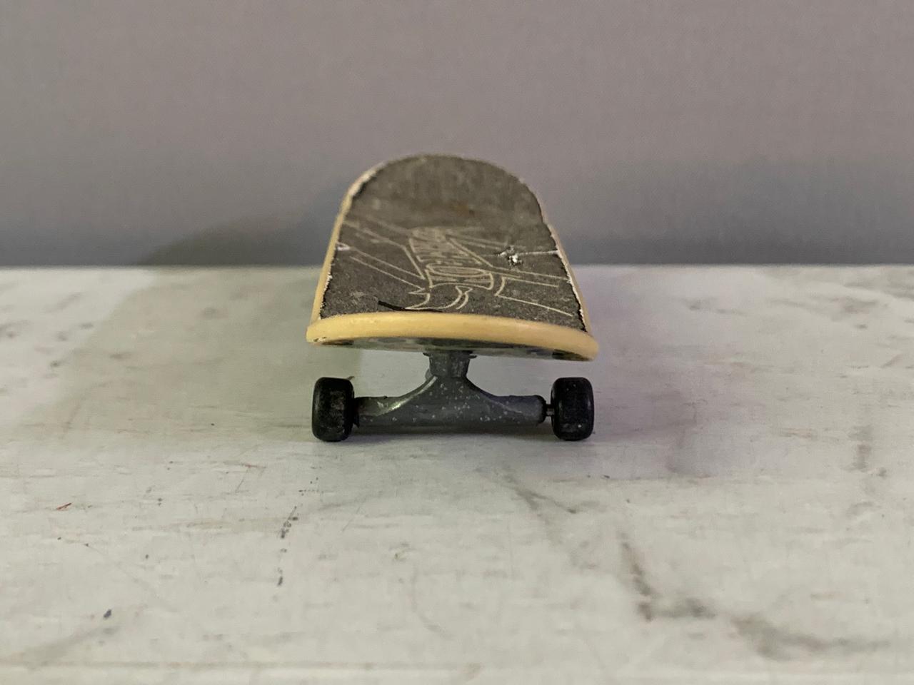 Hot Wheels Skate Tony Hawk Fingerboard.
