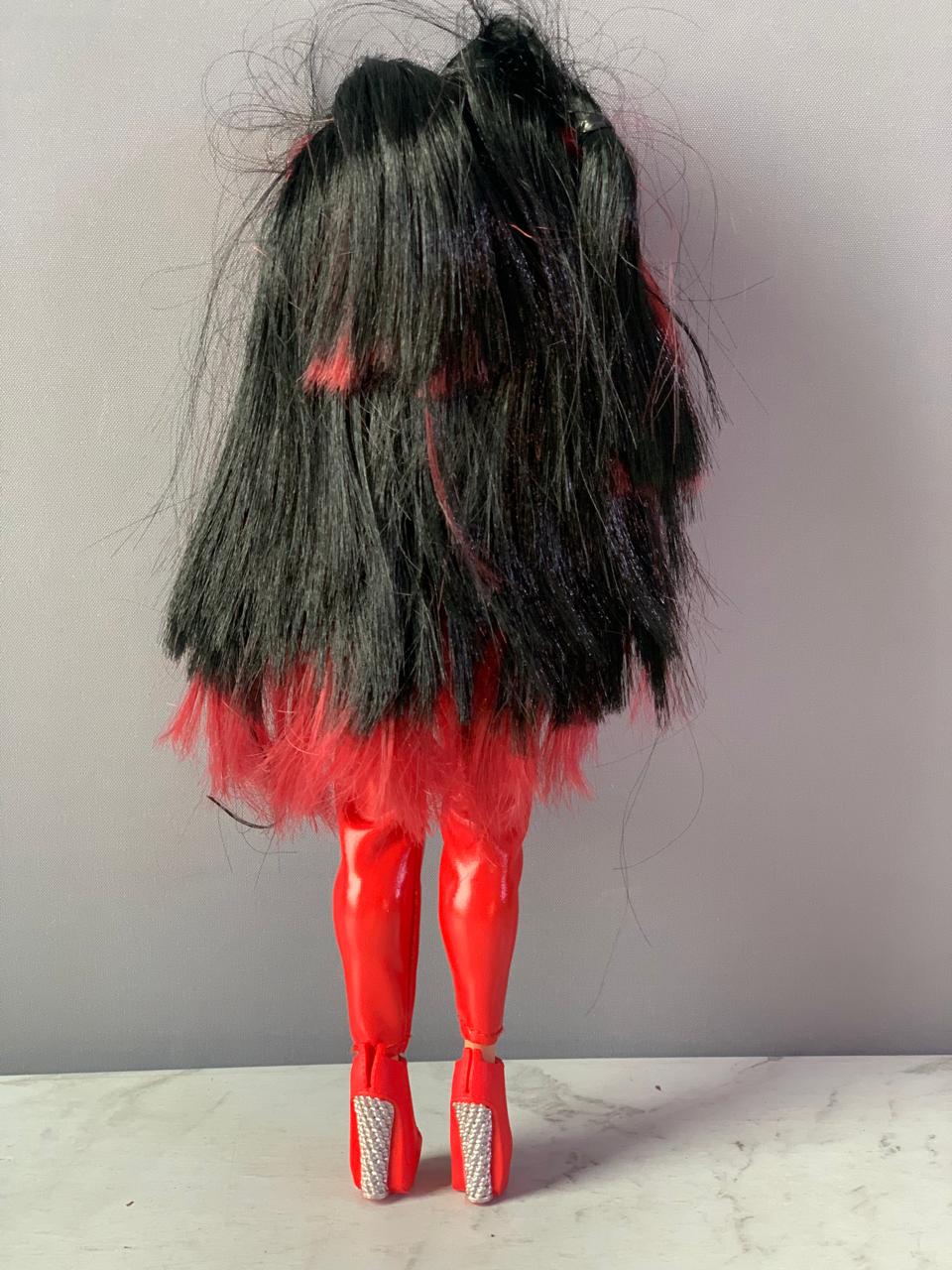 L.O.L. Surprise! O.M.G. Series 4 Spicy Babe Fashion Doll. (Hand broken)