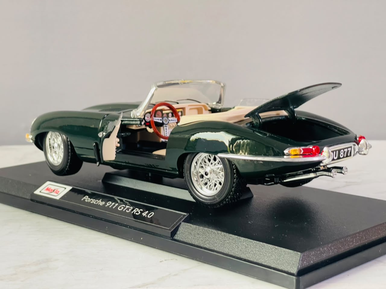 Bburago 1961 Jaguar E-Type Cabriolet. (New)