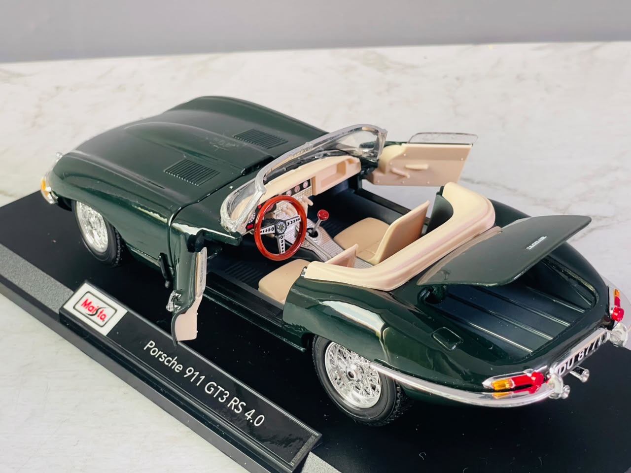 Bburago 1961 Jaguar E-Type Cabriolet. (New)