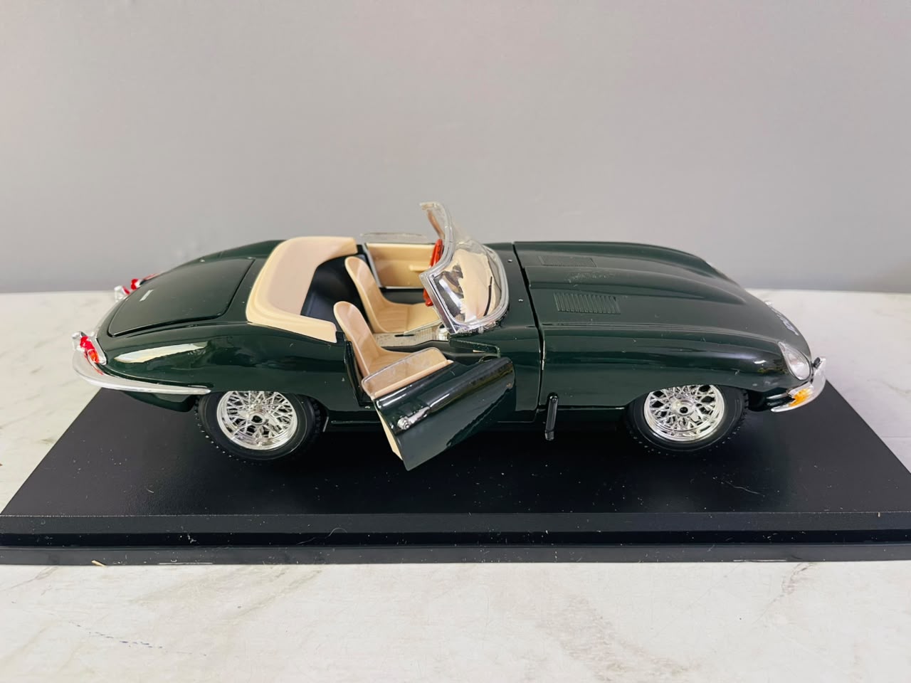 Bburago 1961 Jaguar E-Type Cabriolet. (New)
