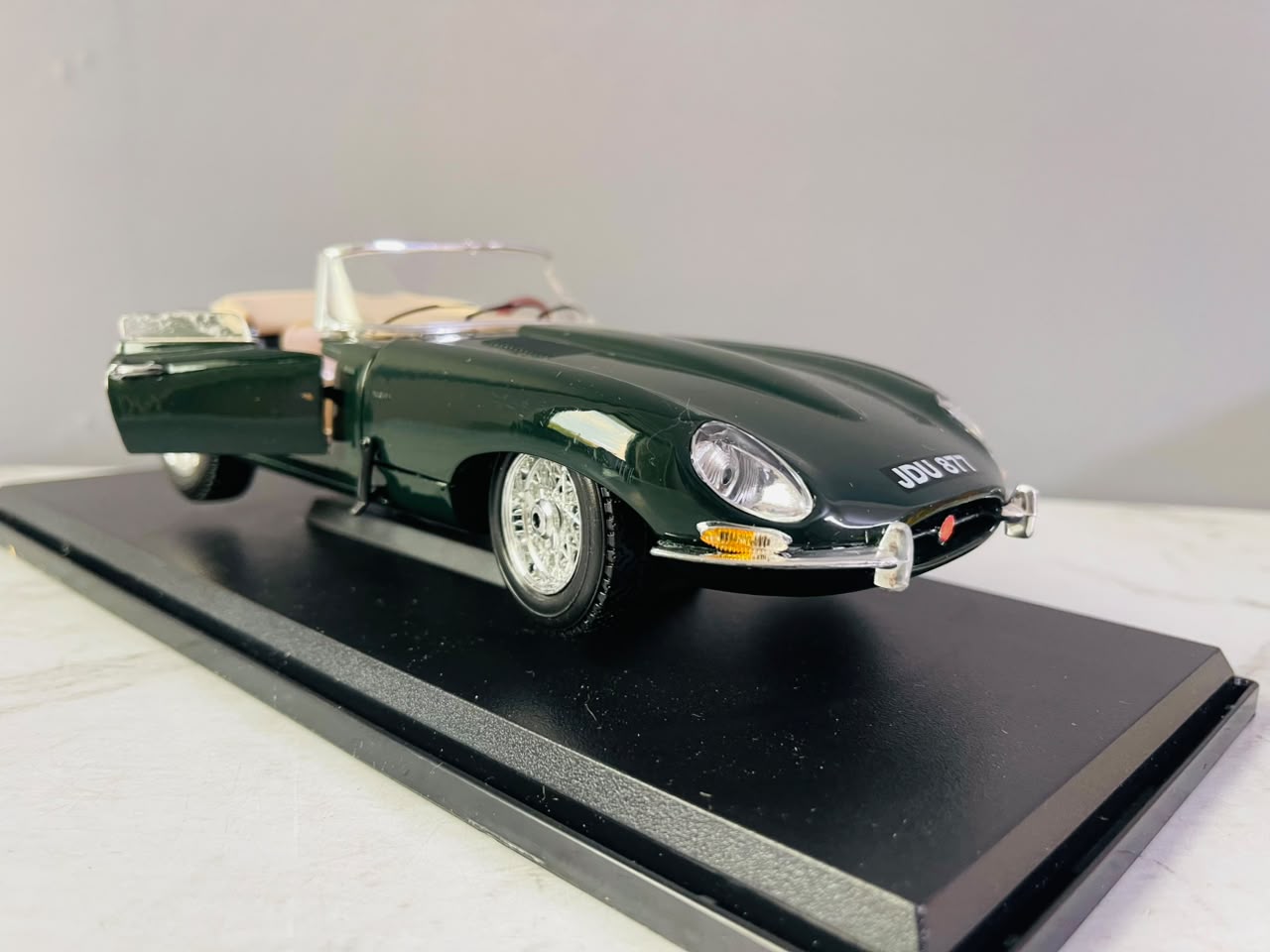 Bburago 1961 Jaguar E-Type Cabriolet. (New)