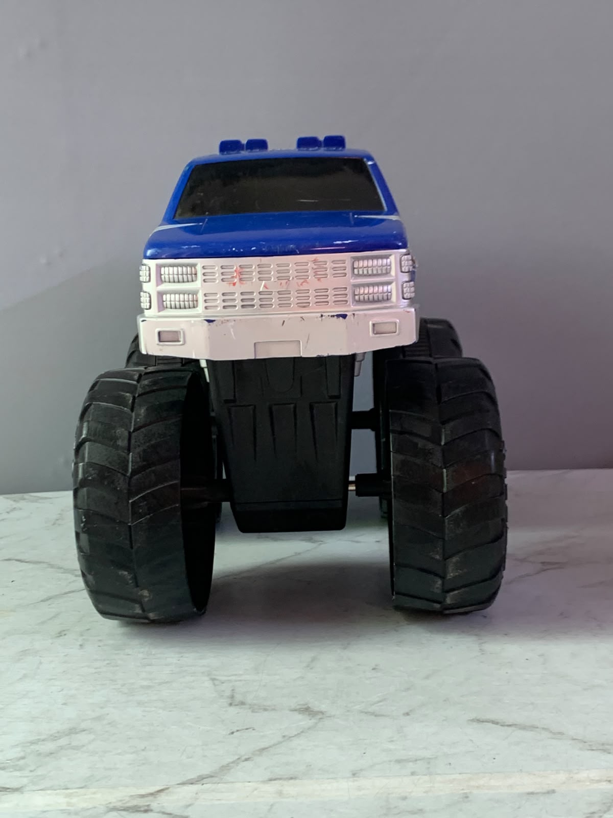 Hot Wheels 2000 Monster Jam King Krunch. (Rs 400 advance)