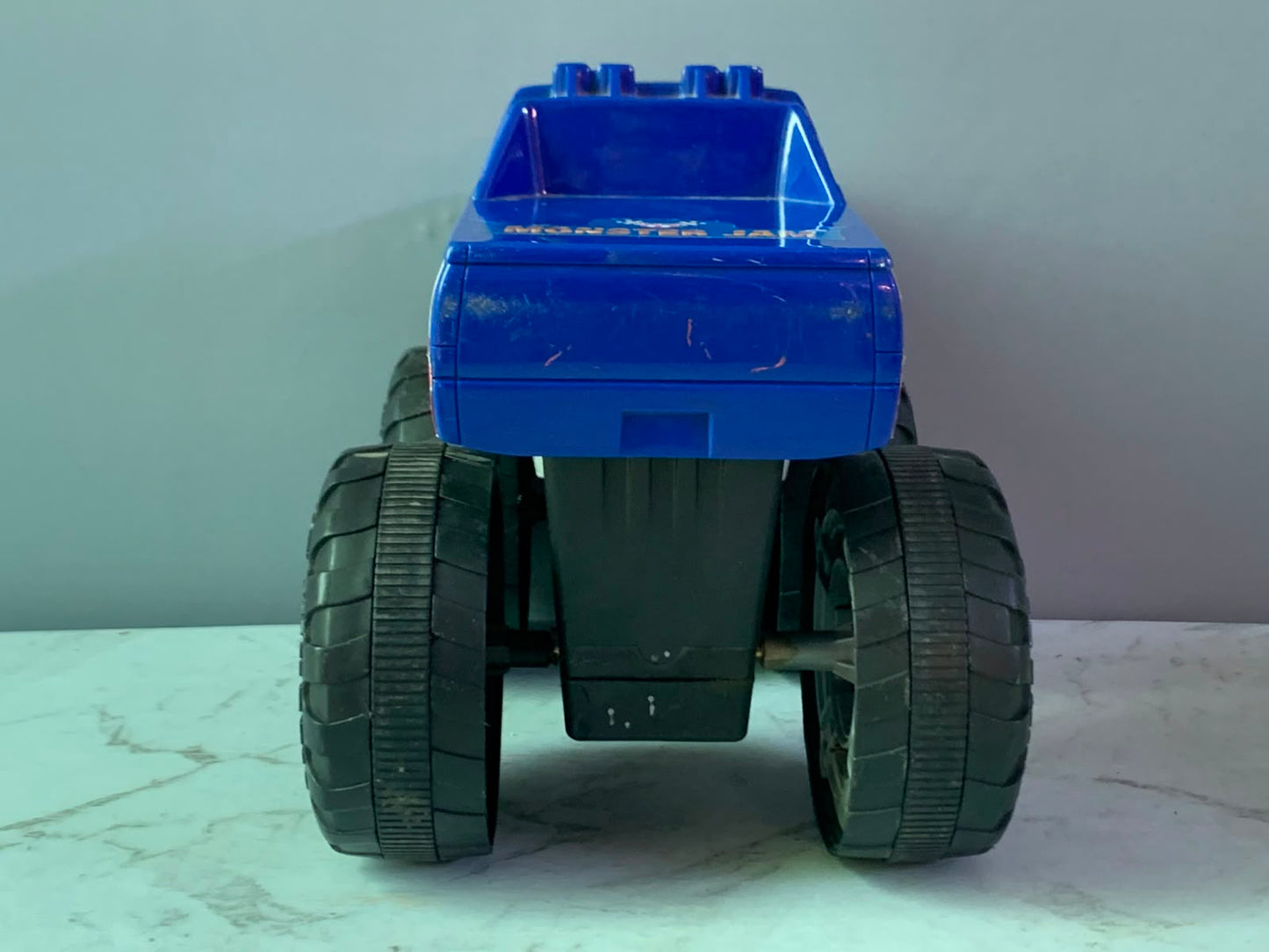 Hot Wheels 2000 Monster Jam King Krunch. (Rs 400 advance)