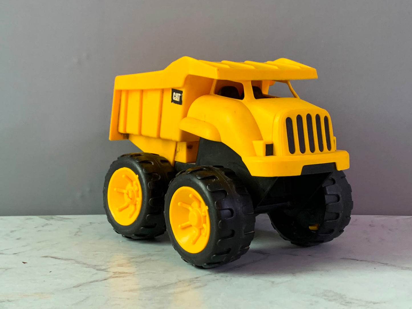 Caterpillar CAT Tough Tracks Dump Truck. (Rs 250 advance)