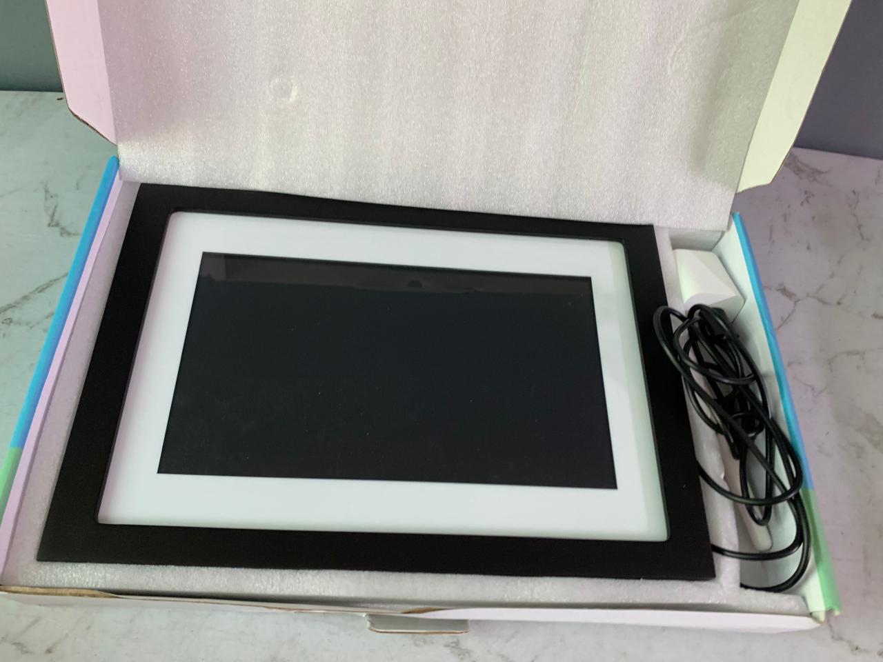 Skylight Wi-Fi Digital Photo Frame. (Rs5k advance)