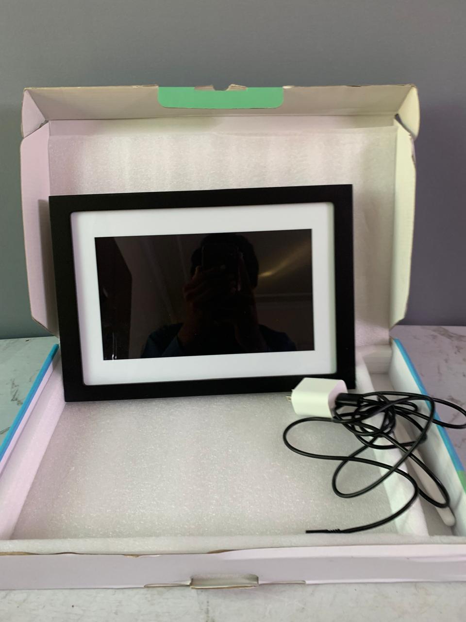 Skylight Wi-Fi Digital Photo Frame. (Rs5k advance)