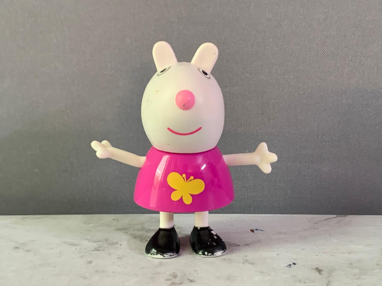 Peppa Pig Suzy Sheep Action Figure.