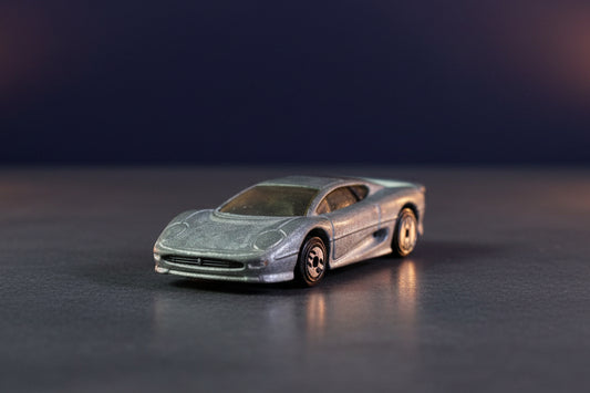 Hot Wheels Jaguar XJ220 Die-Cast Car. (Condition 9/10)