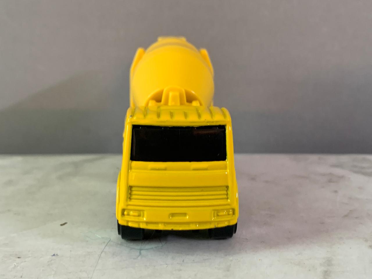 Maisto Fresh Metal Cement Mixer Truck.