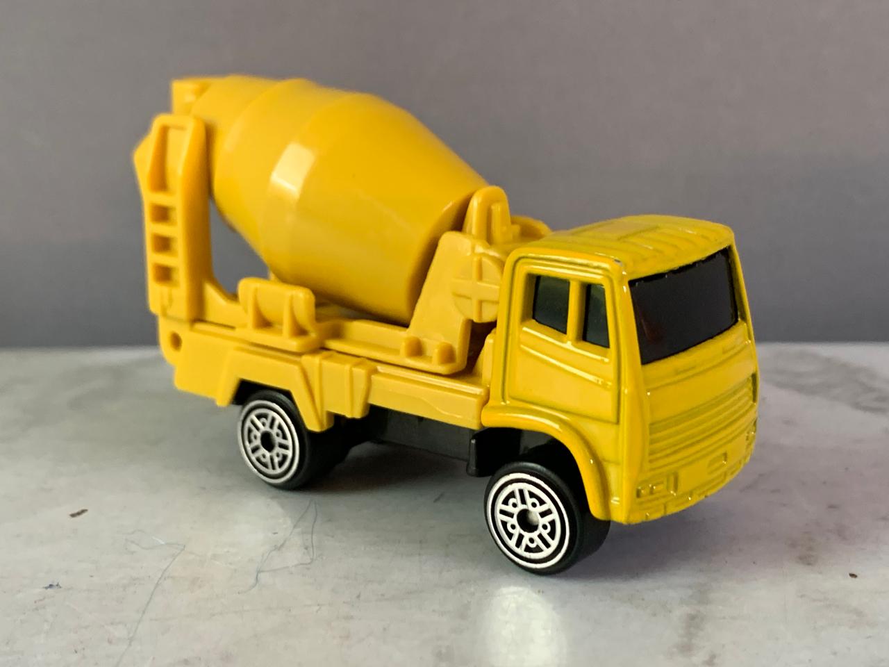 Maisto Fresh Metal Cement Mixer Truck.