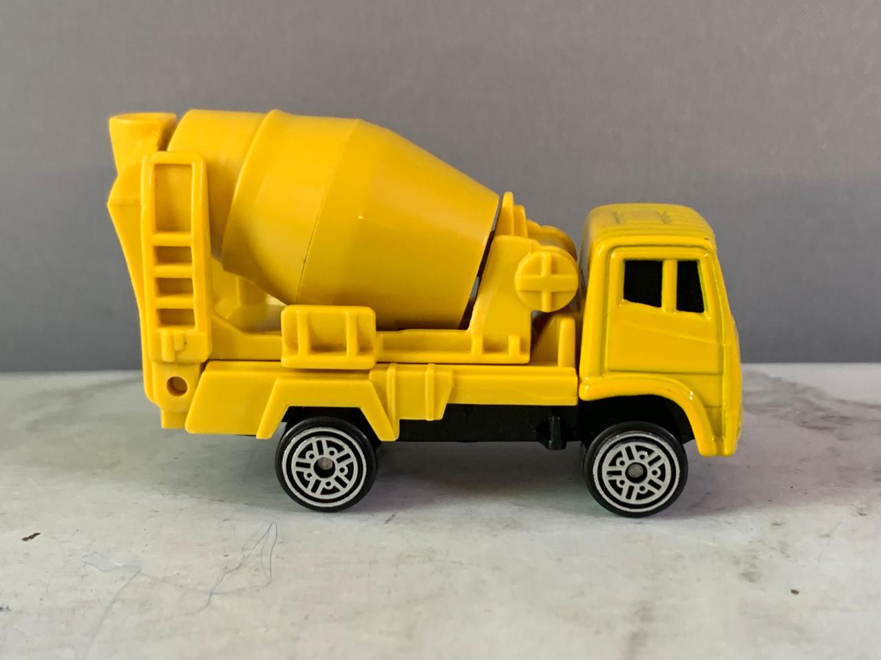 Maisto Fresh Metal Cement Mixer Truck.