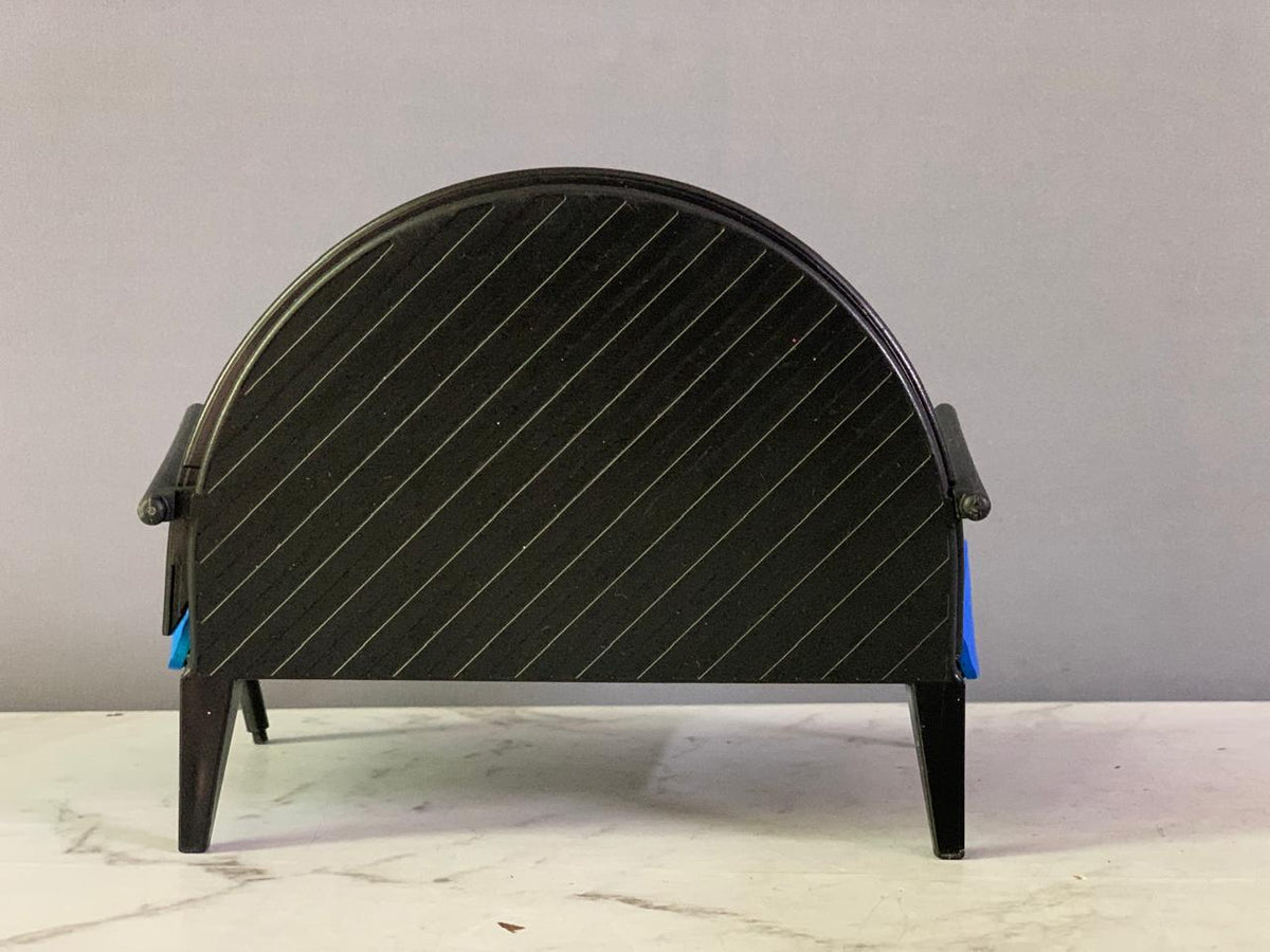 L.O.L. Surprise! Doll House Couch. (Rs 200 advance)