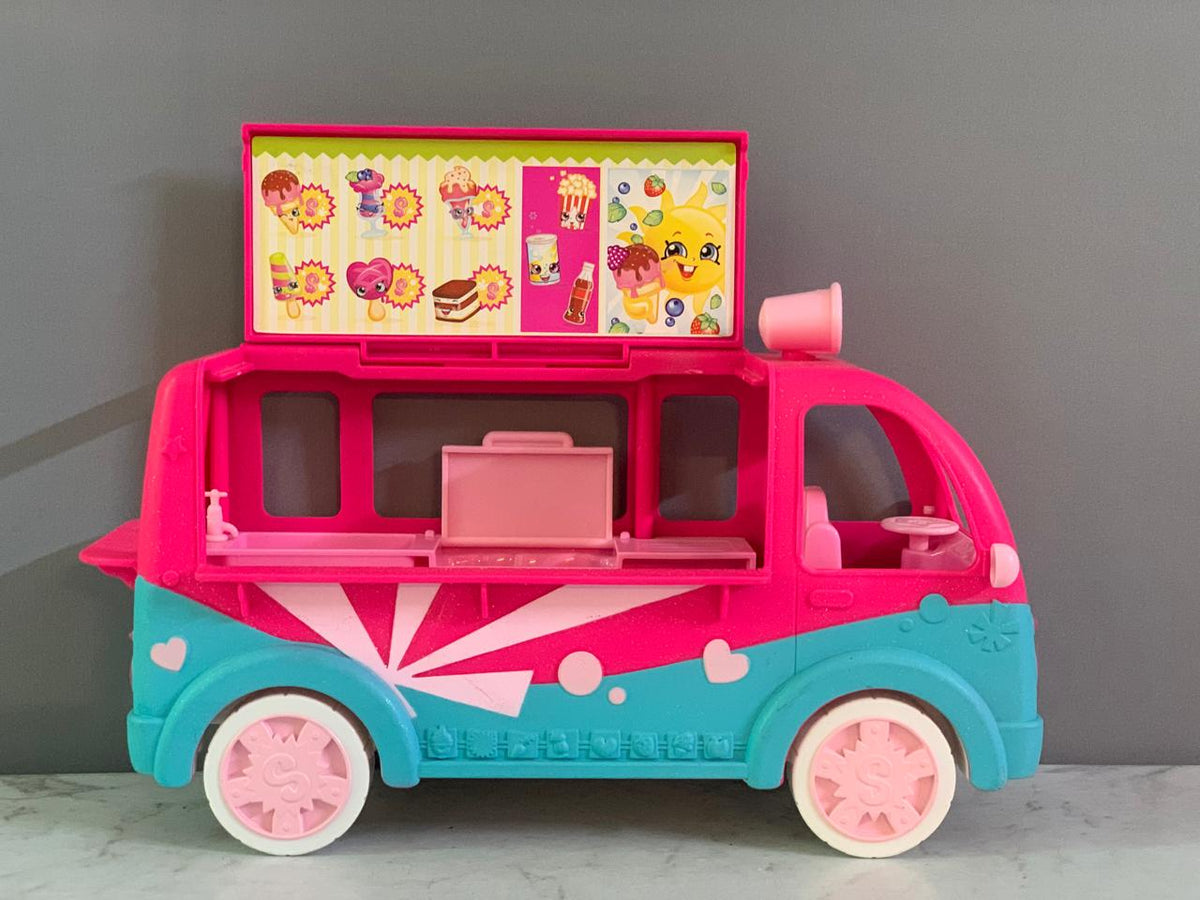 Shopkins Scoops Glitzi Ice Cream Truck. (Rs 250 advance)