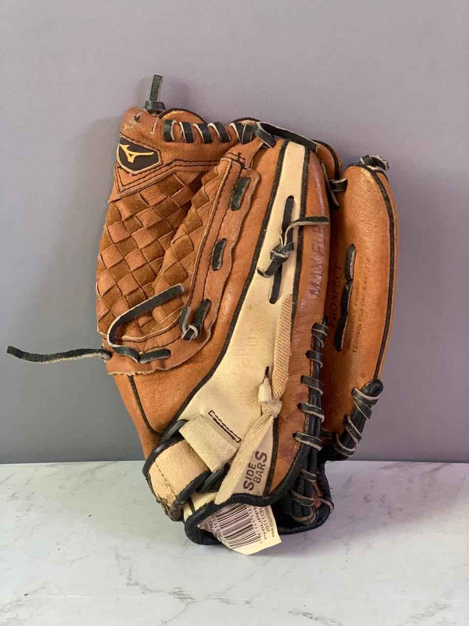 Mizuno Prospect Series Youth Baseball Glove. (Rs 500 advance)