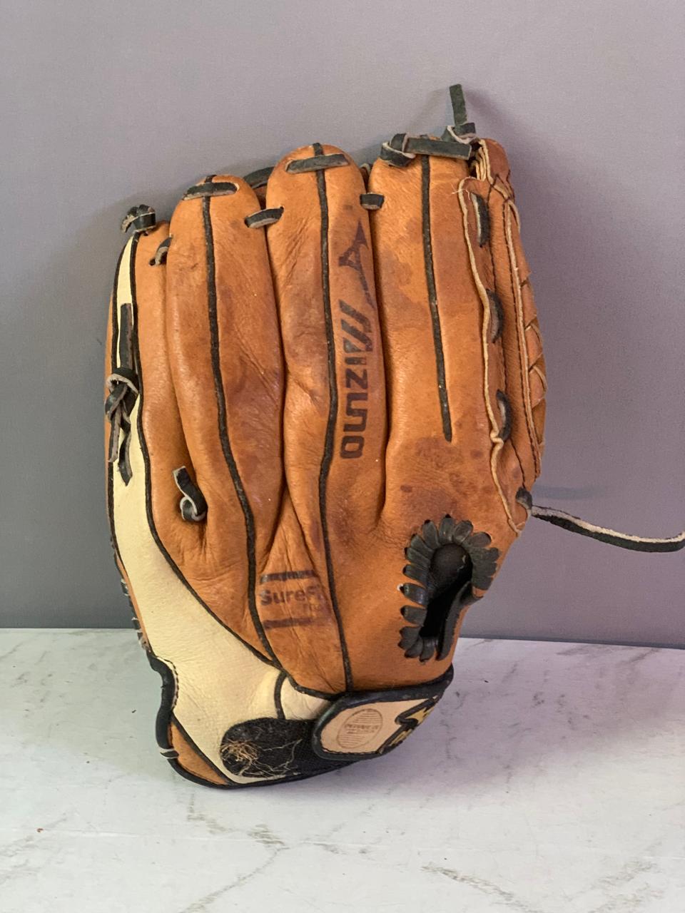 Mizuno Prospect Series Youth Baseball Glove. (Rs 500 advance)