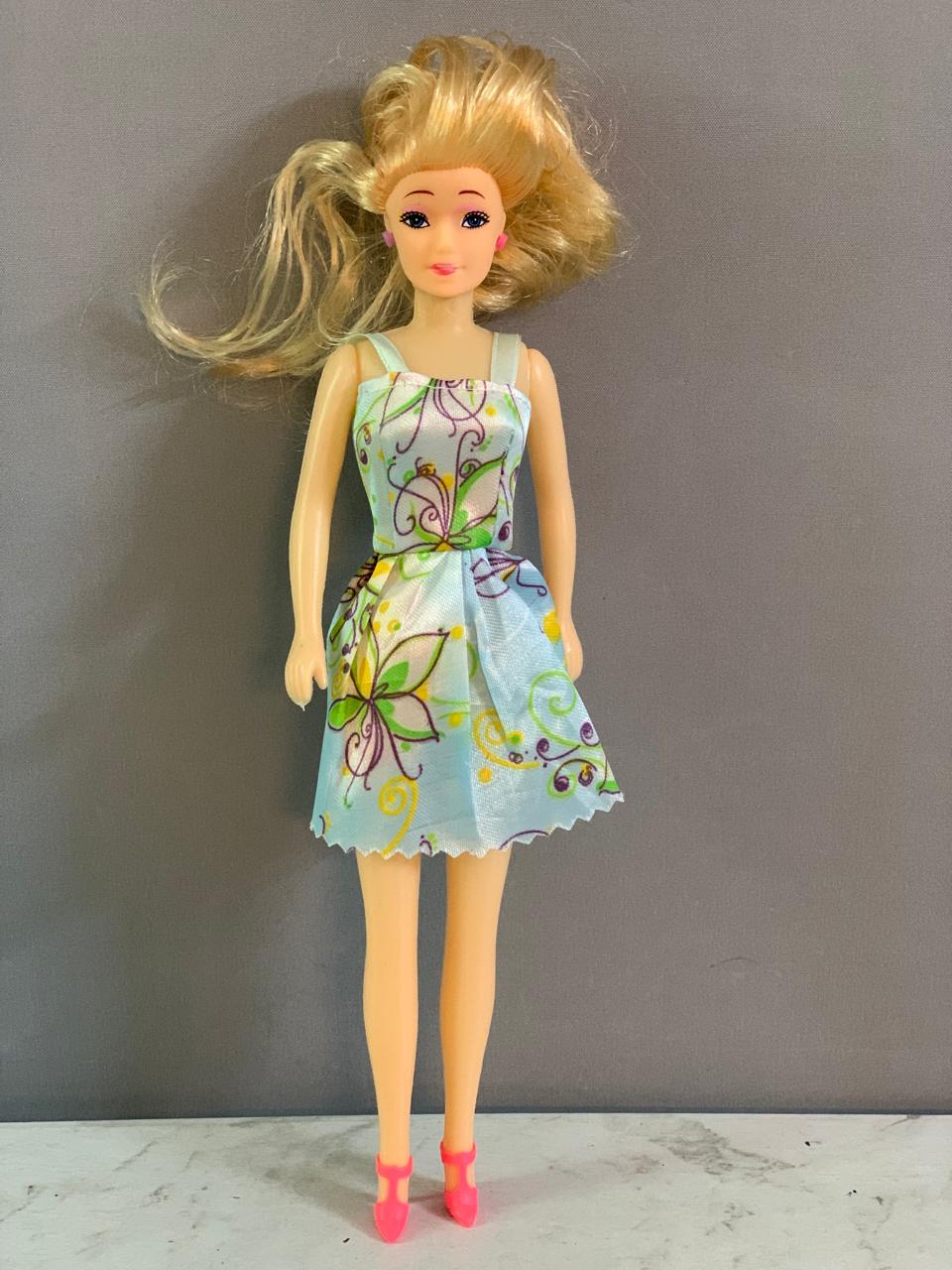 Blonde Fashion Doll. (Rs 200 advance)
