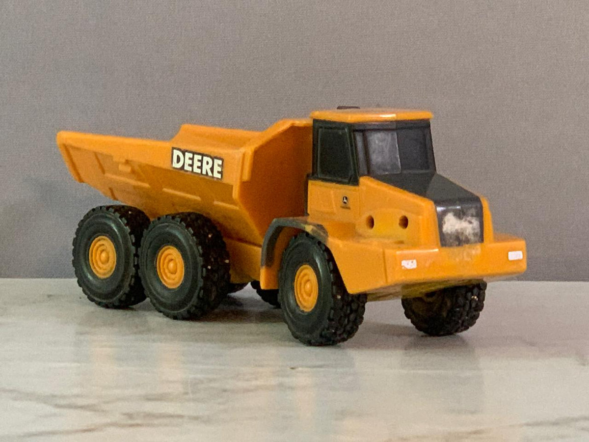 Tomy John Deere Articulated Dump Truck Toy.(damaged, must check video)(Rs 100 advance)