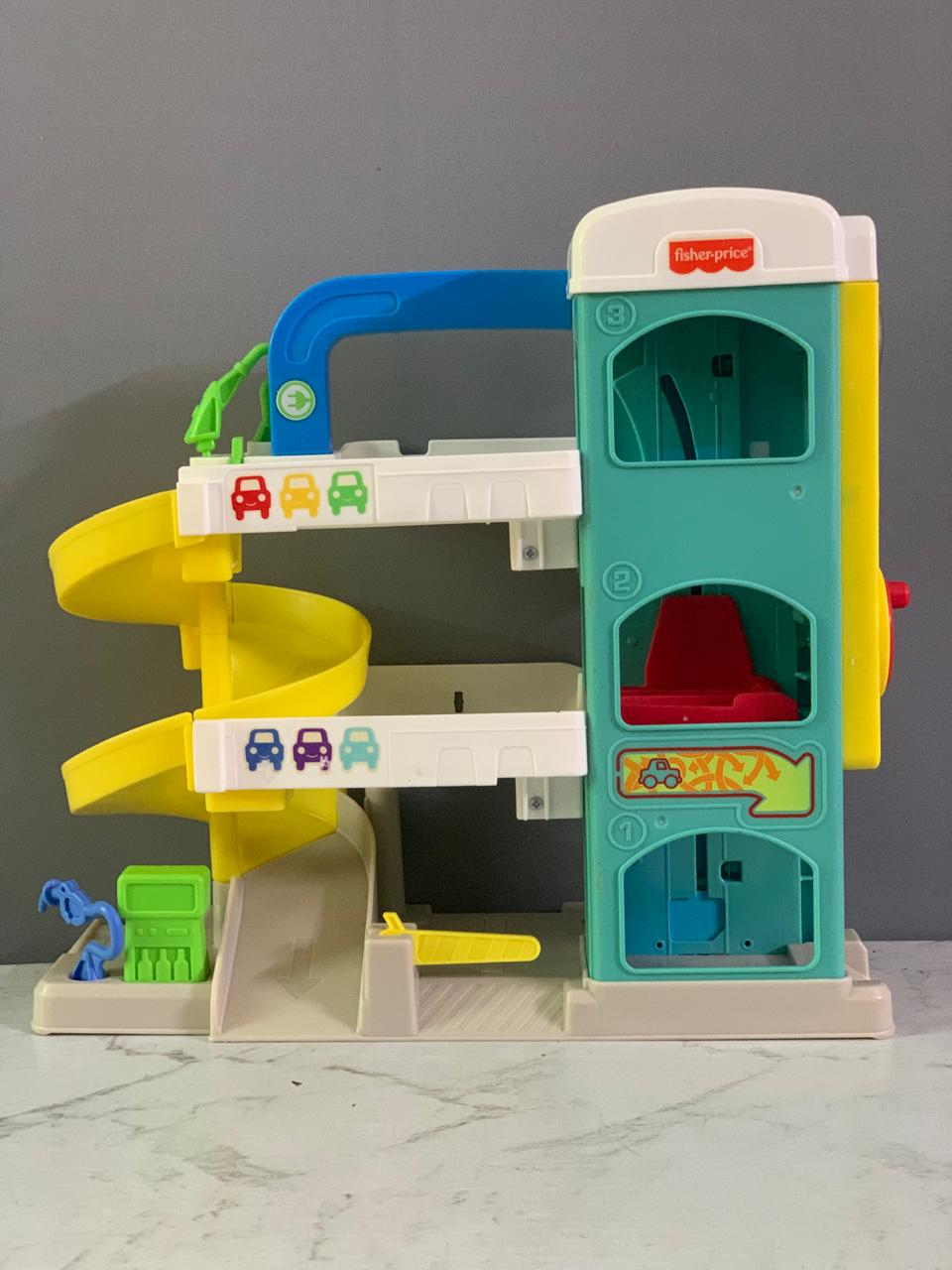 Fisher-Price Little People Helpful Neighbor's Garage.(Rs 250 advance)