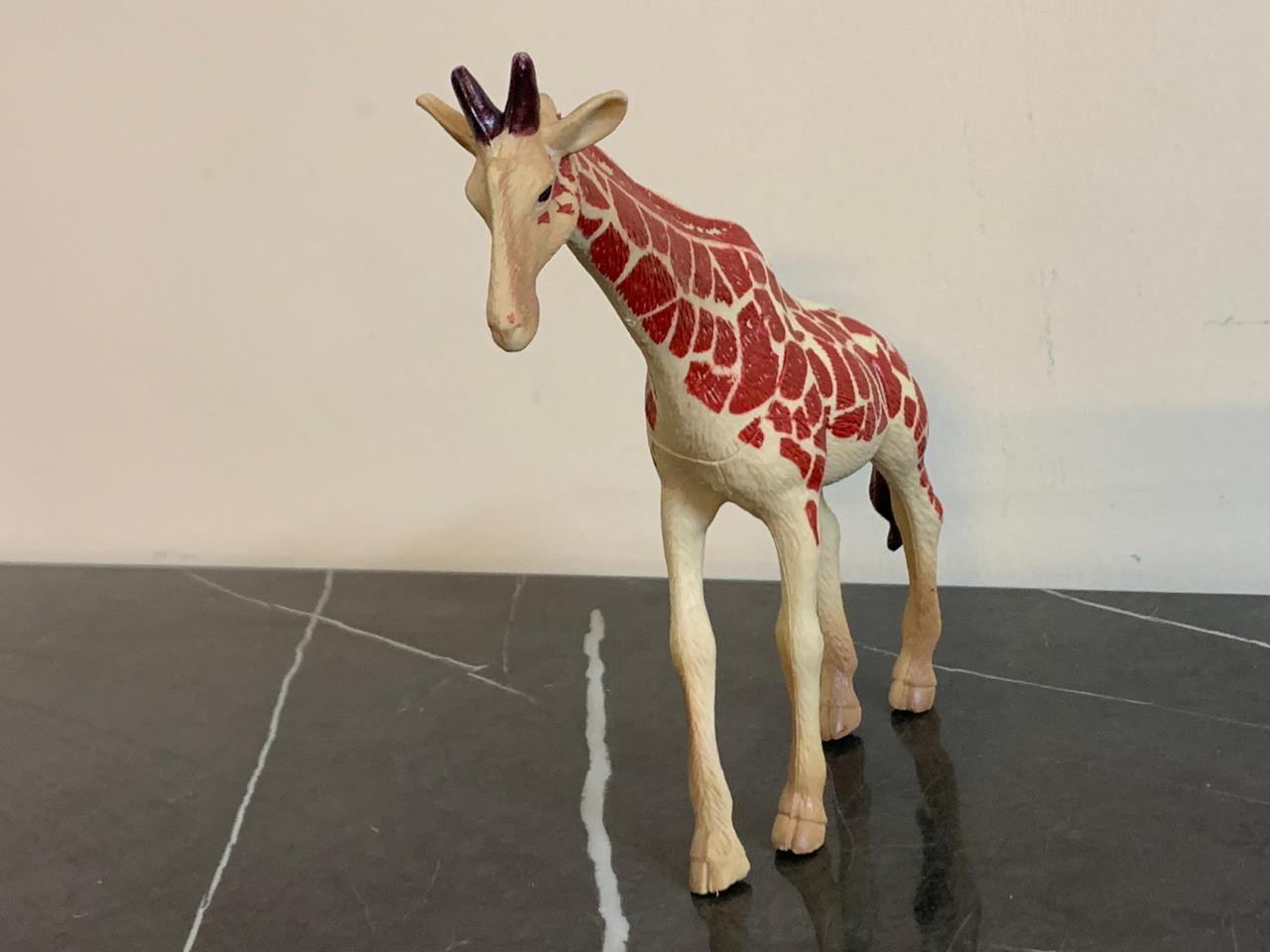 Giraffe Figurine. SKU:BXL-032