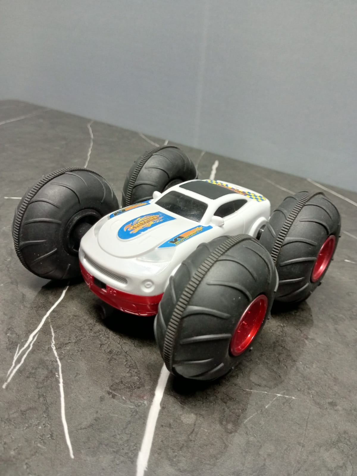 Red/white both sissd Stunt Car with Large Wheels