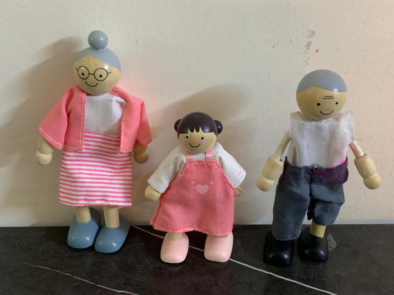 Wooden DollHouse Figures. SKU:BXL-032