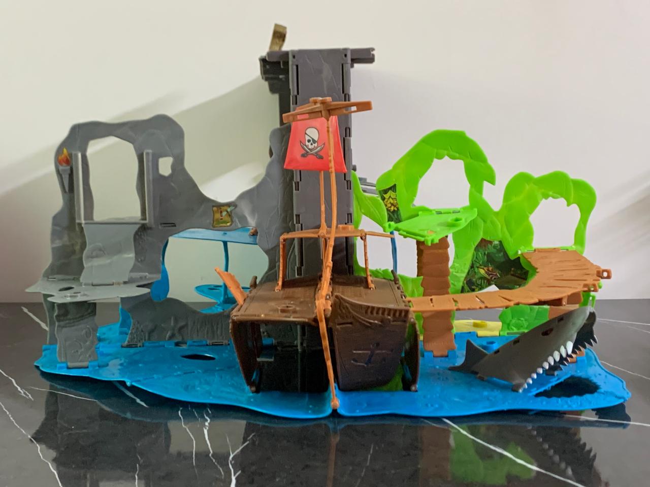 360 Degrees Pop-Up Pirate Island.(RS..250 advance)(One small bridge missing) SKU:BXL-804