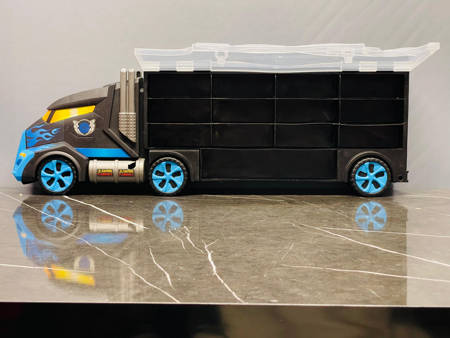 Hot Wheels Monster Truck. (500 advance)(only for Islamabad/Rawalpindi) Please check picture 8 — the fuel tank is slightly chipped. SKU:BXL-804