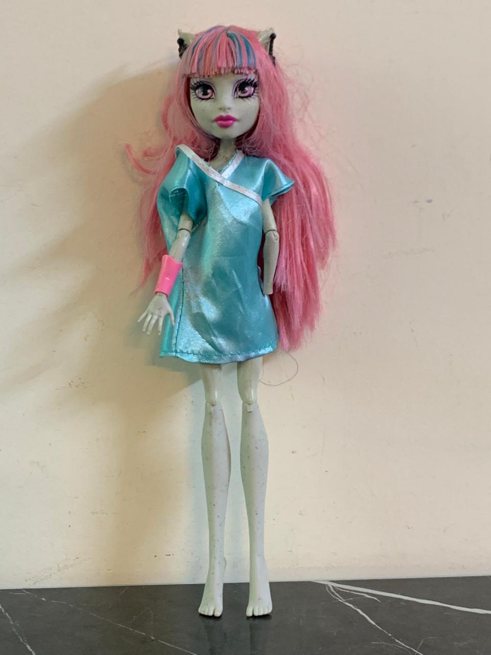 Monster High Rochelle Goyle Doll. (Hand Broken)SKU:BXL-025
