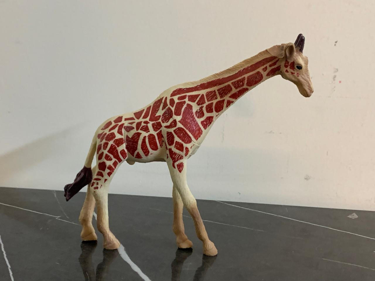 Giraffe Figurine. SKU:BXL-032