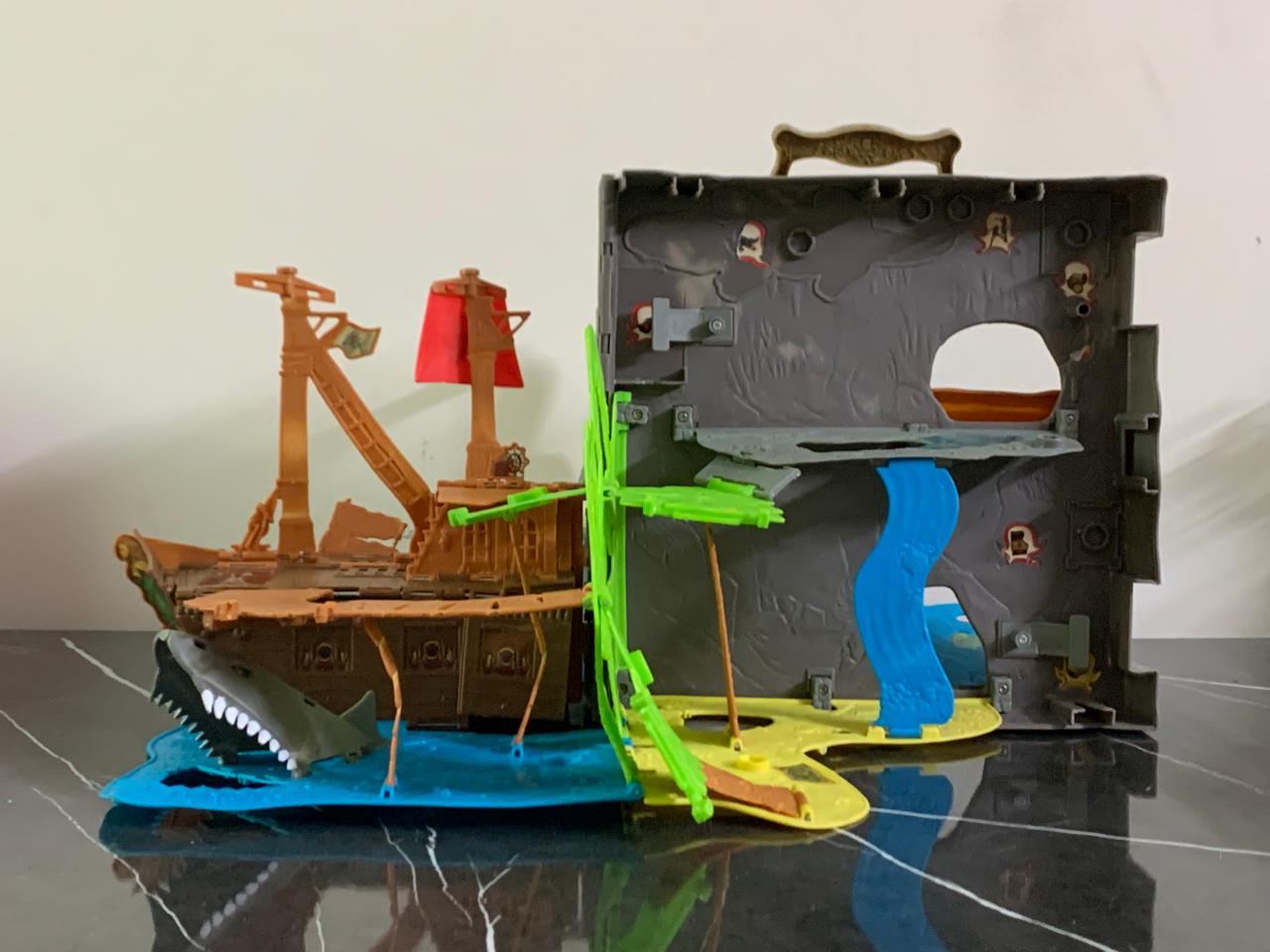 360 Degrees Pop-Up Pirate Island.(RS..250 advance)(One small bridge missing) SKU:BXL-804